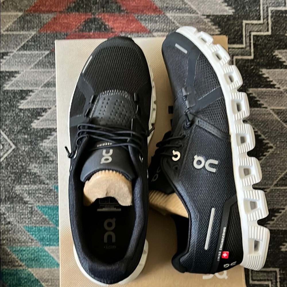 ON Running W’s Cloud 5 Size 8